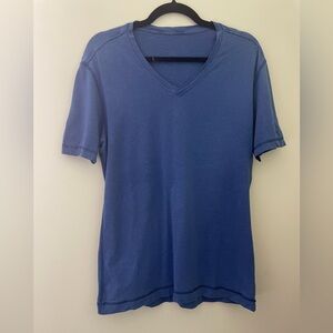 men’s Lululemon V-neck T-shirt Size Large 21” ptp